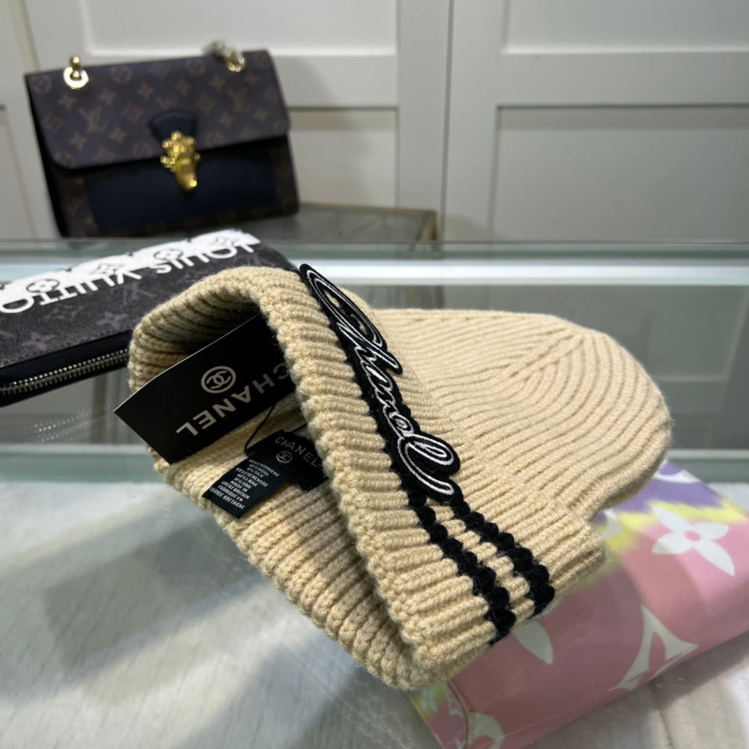 Modische Plüsch-CC-Strickmütze