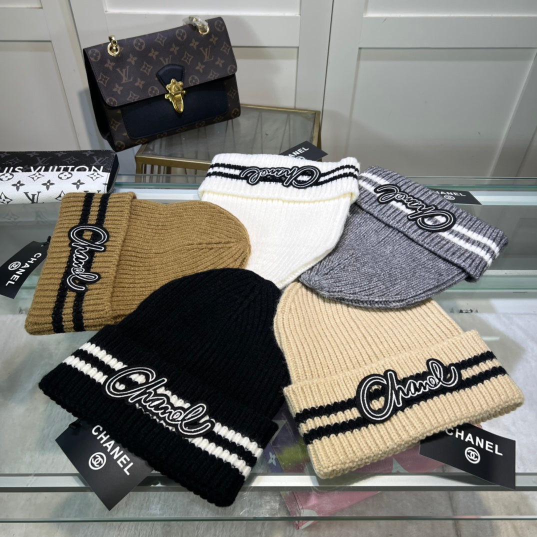 Modische Plüsch-CC-Strickmütze