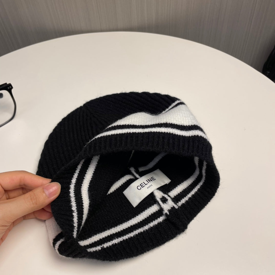 Modische Strickmütze mit CE-Buchstaben