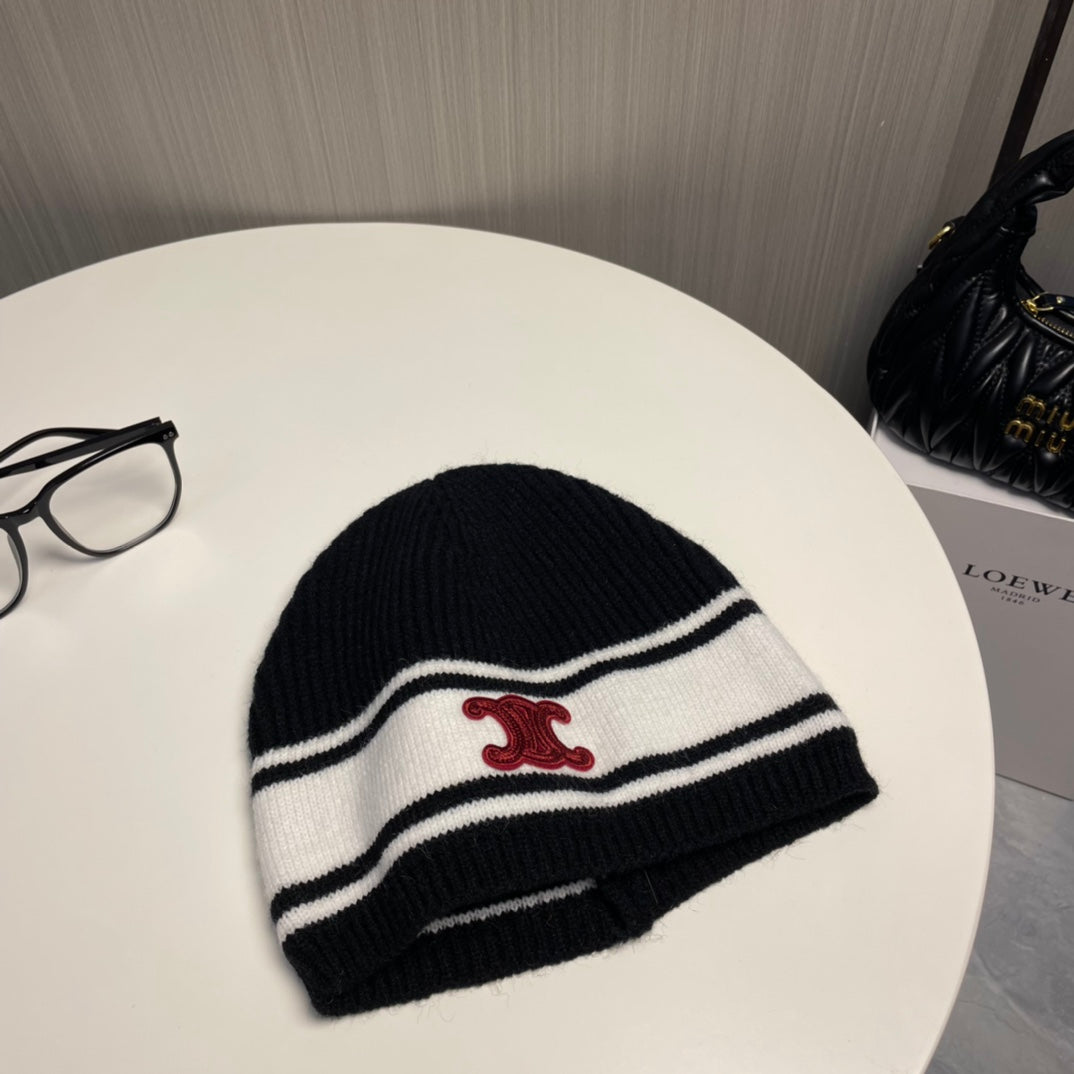 Modische Strickmütze mit CE-Buchstaben