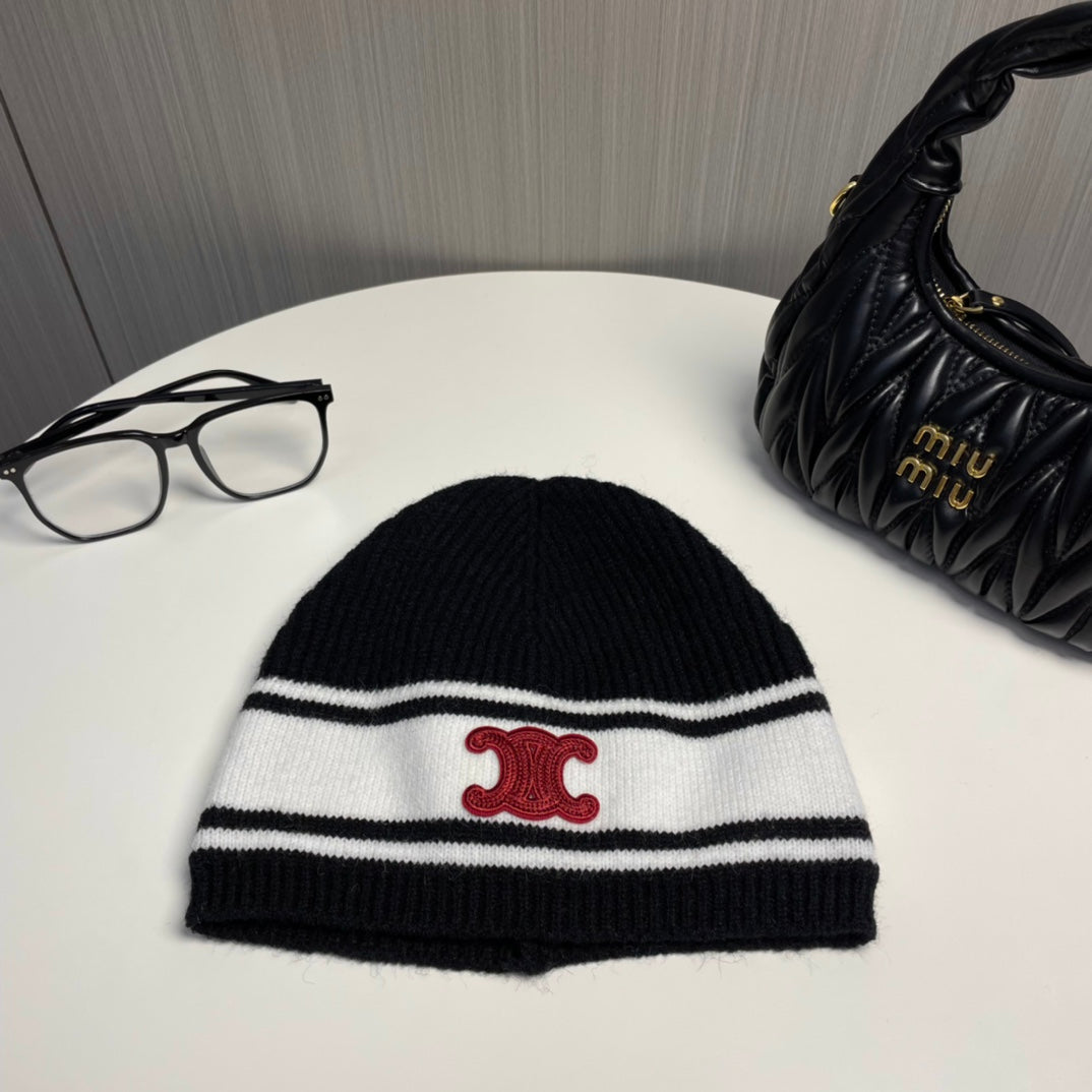 Modische Strickmütze mit CE-Buchstaben