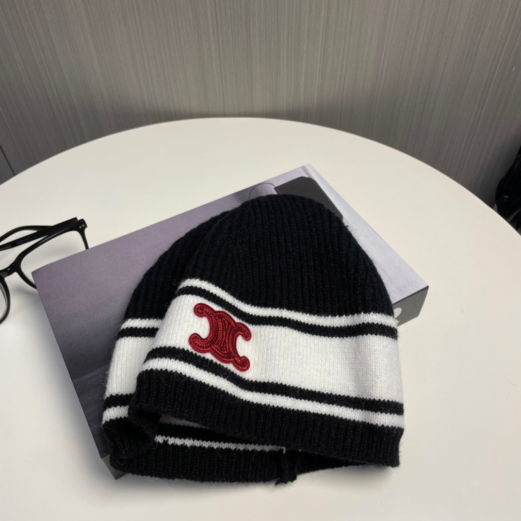 Modische Strickmütze mit CE-Buchstaben