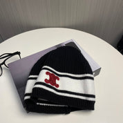 Modische Strickmütze mit CE-Buchstaben