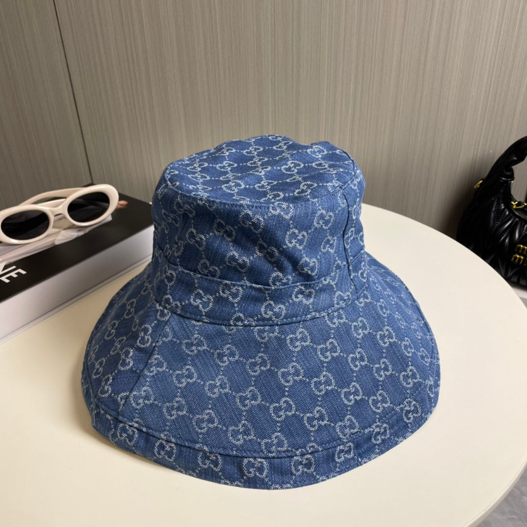 Modischer Bucket Hat mit GG-Buchstaben