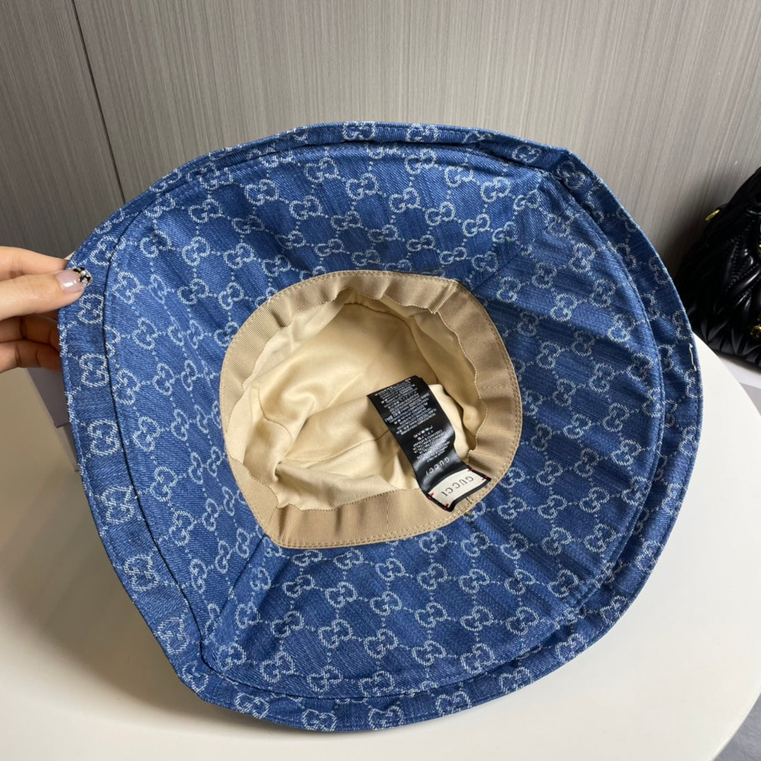 Modischer Bucket Hat mit GG-Buchstaben