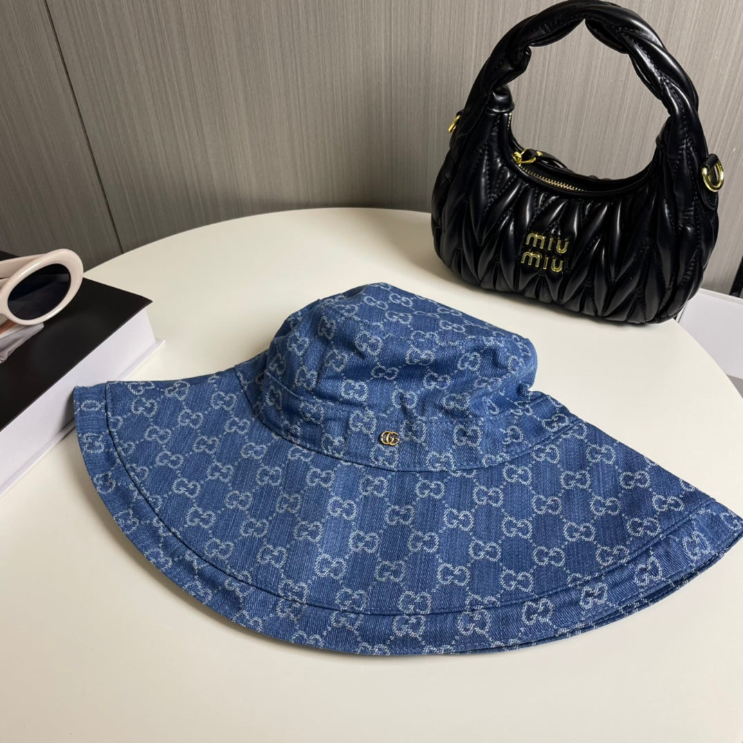 Modischer Bucket Hat mit GG-Buchstaben