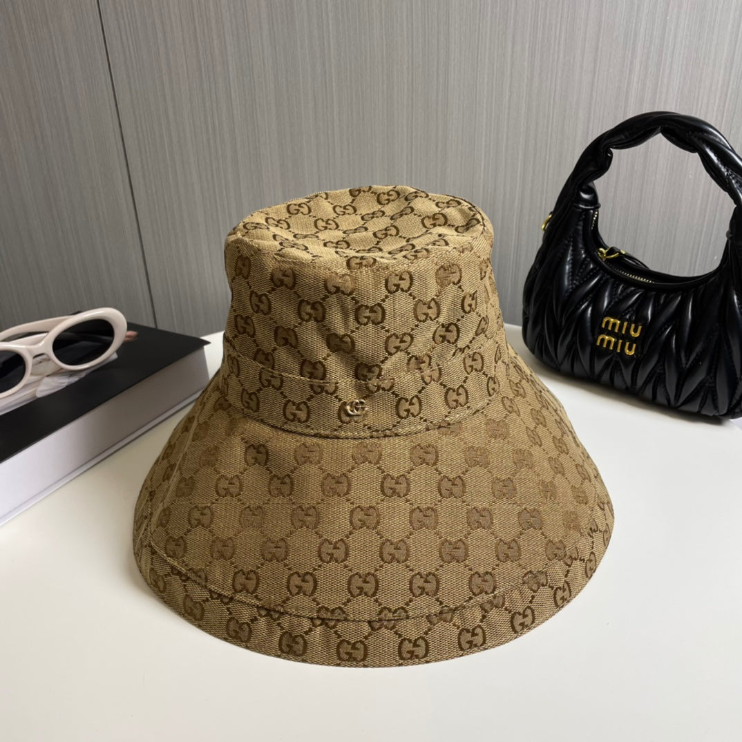 Modischer Bucket Hat mit GG-Buchstaben