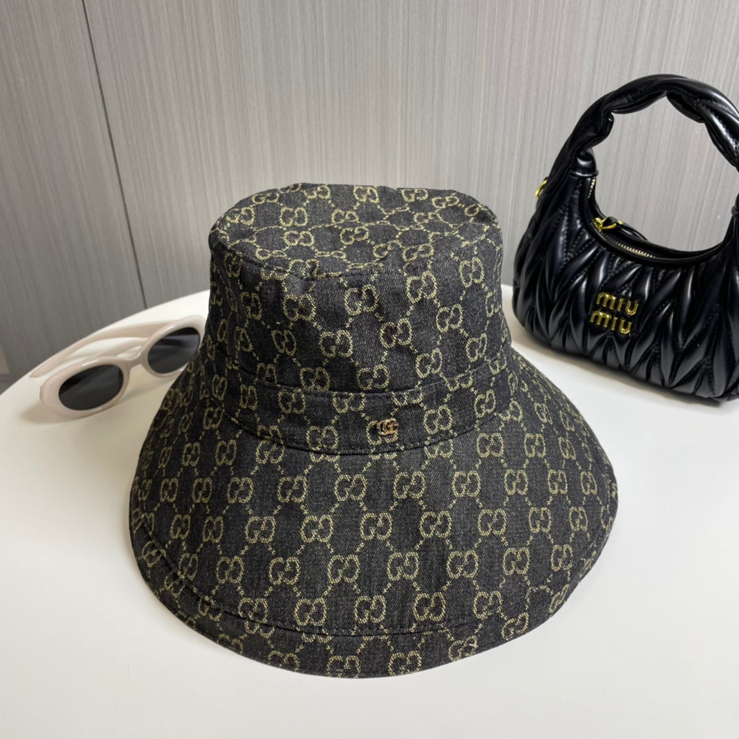 Modischer Bucket Hat mit GG-Buchstaben