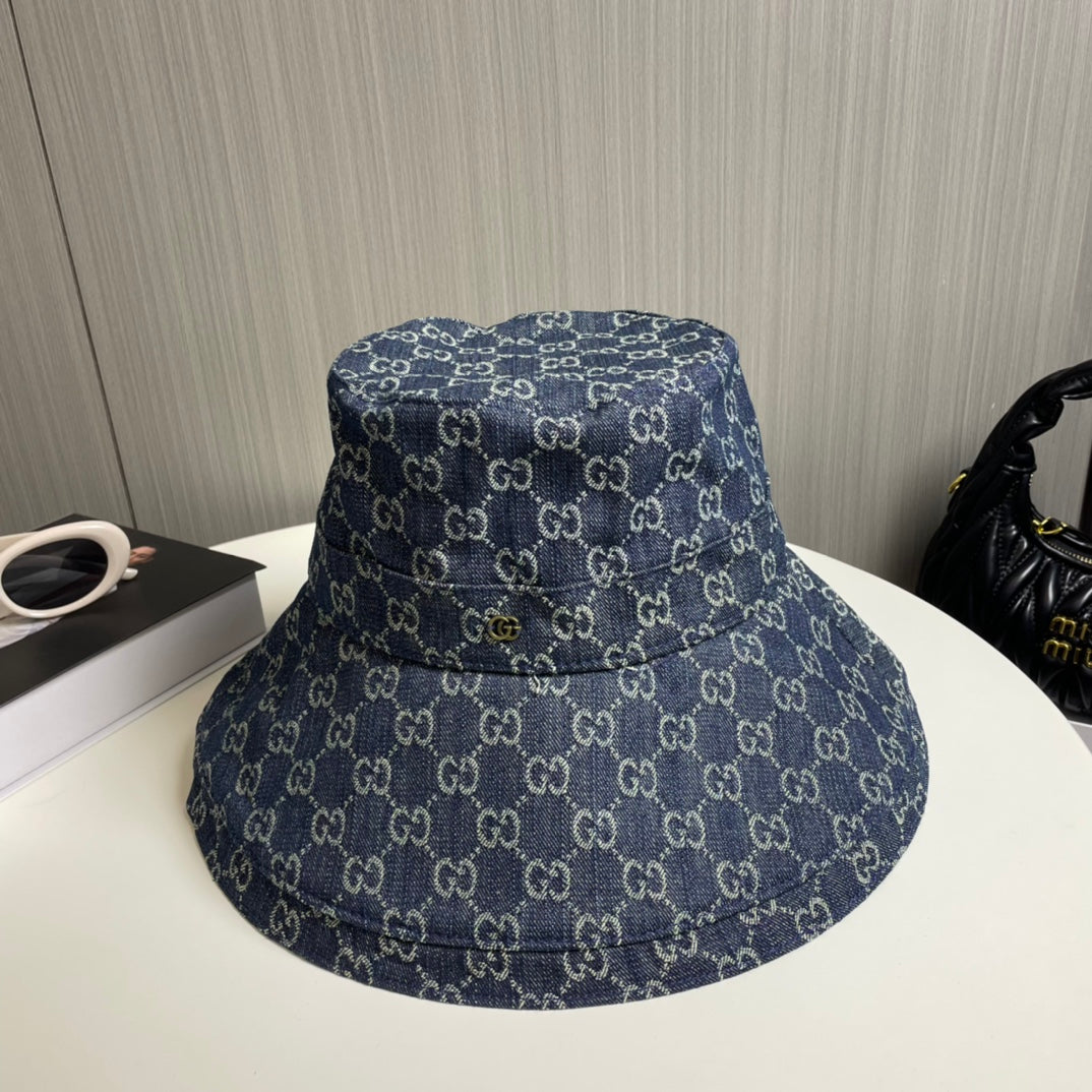 Modischer Bucket Hat mit GG-Buchstaben
