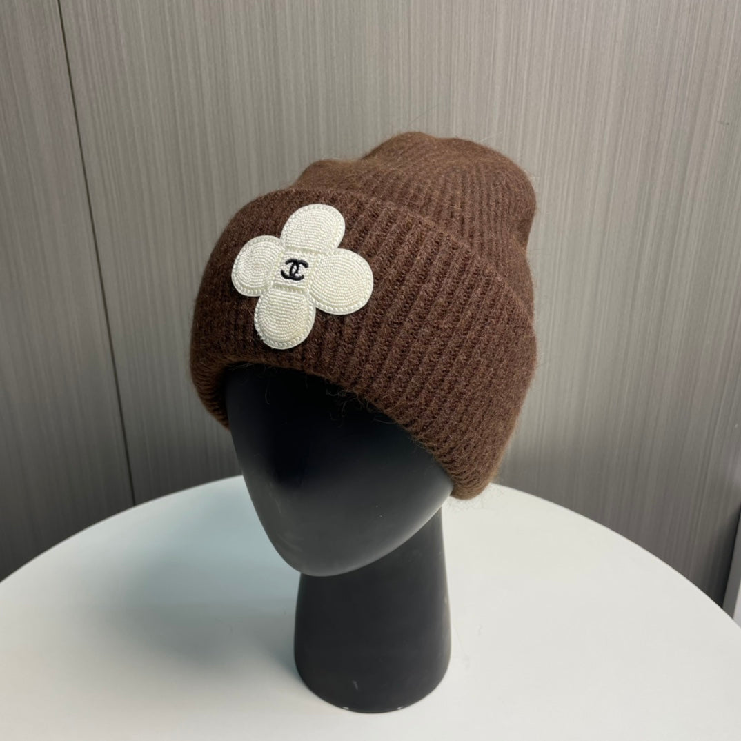 Modische Strickmütze mit Kleeblatt