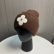 Modische Strickmütze mit Kleeblatt
