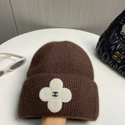 Modische Strickmütze mit Kleeblatt