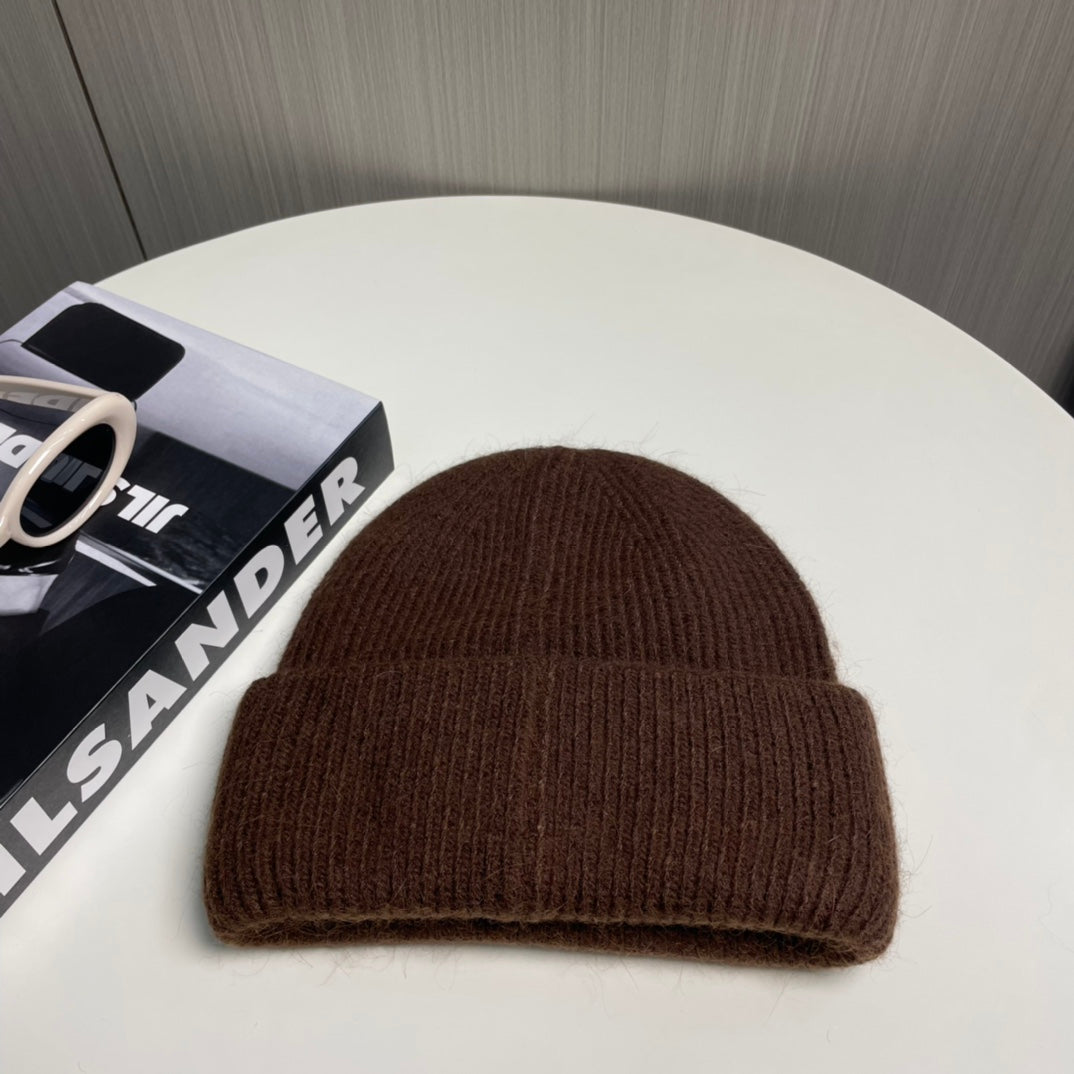 Modische Strickmütze mit Kleeblatt