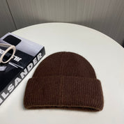 Modische Strickmütze mit Kleeblatt