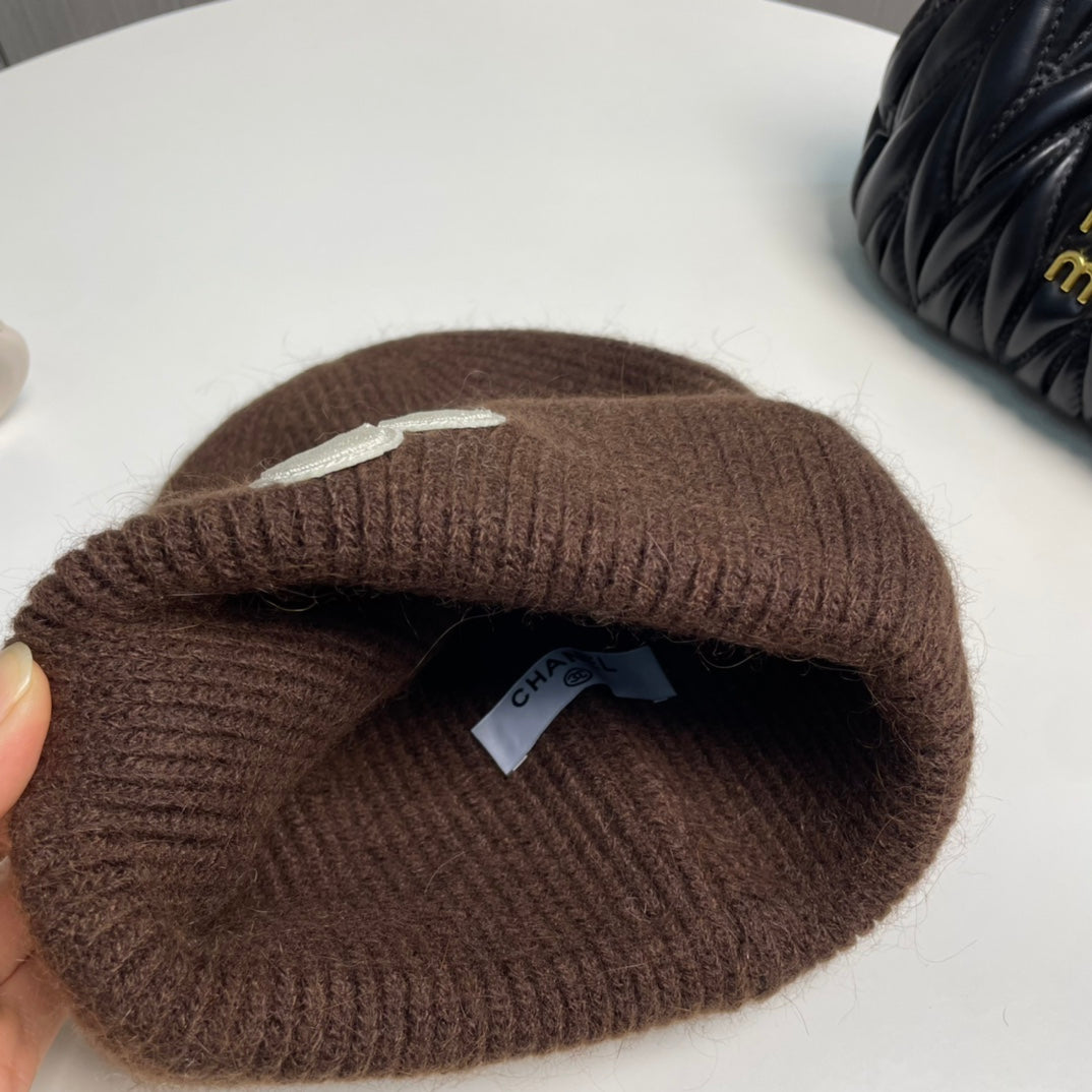 Modische Strickmütze mit Kleeblatt