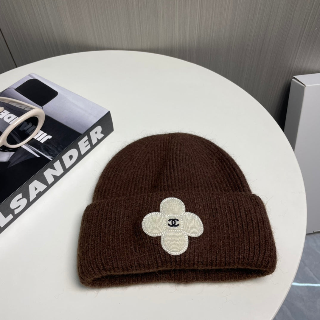 Modische Strickmütze mit Kleeblatt