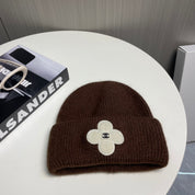 Modische Strickmütze mit Kleeblatt