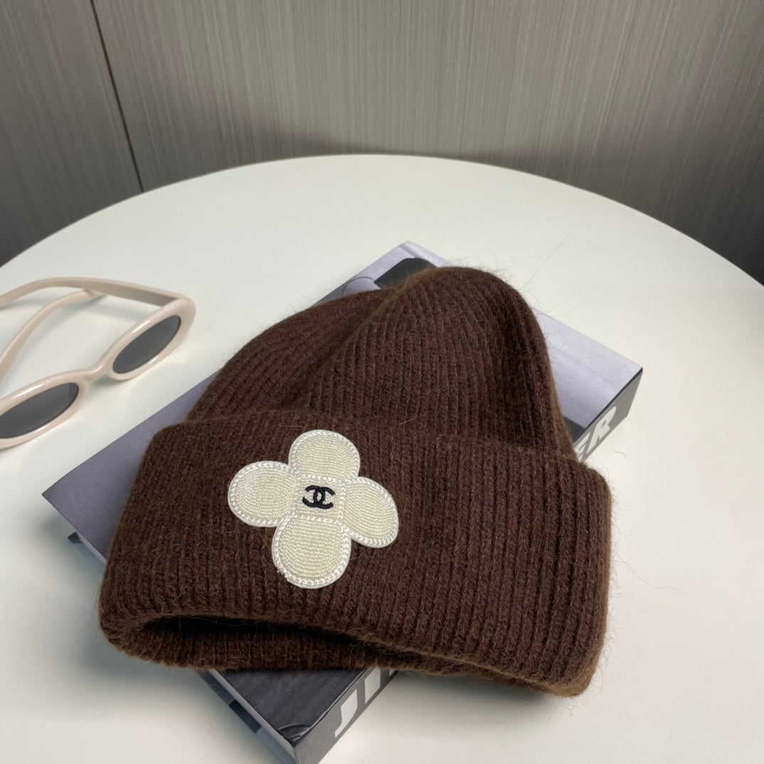 Modische Strickmütze mit Kleeblatt