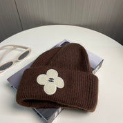 Modische Strickmütze mit Kleeblatt