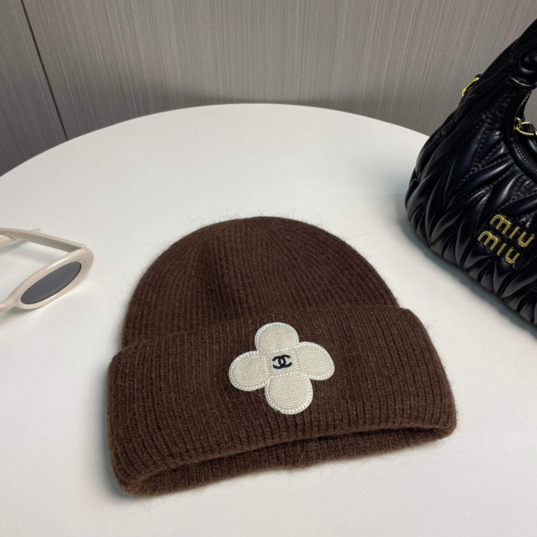 Modische Strickmütze mit Kleeblatt