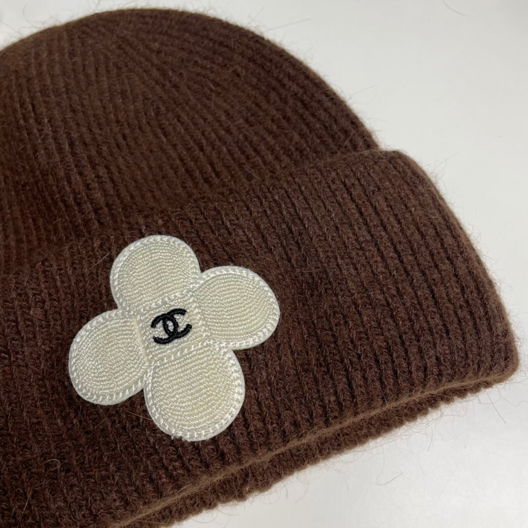 Modische Strickmütze mit Kleeblatt