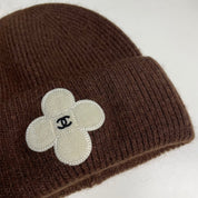 Modische Strickmütze mit Kleeblatt