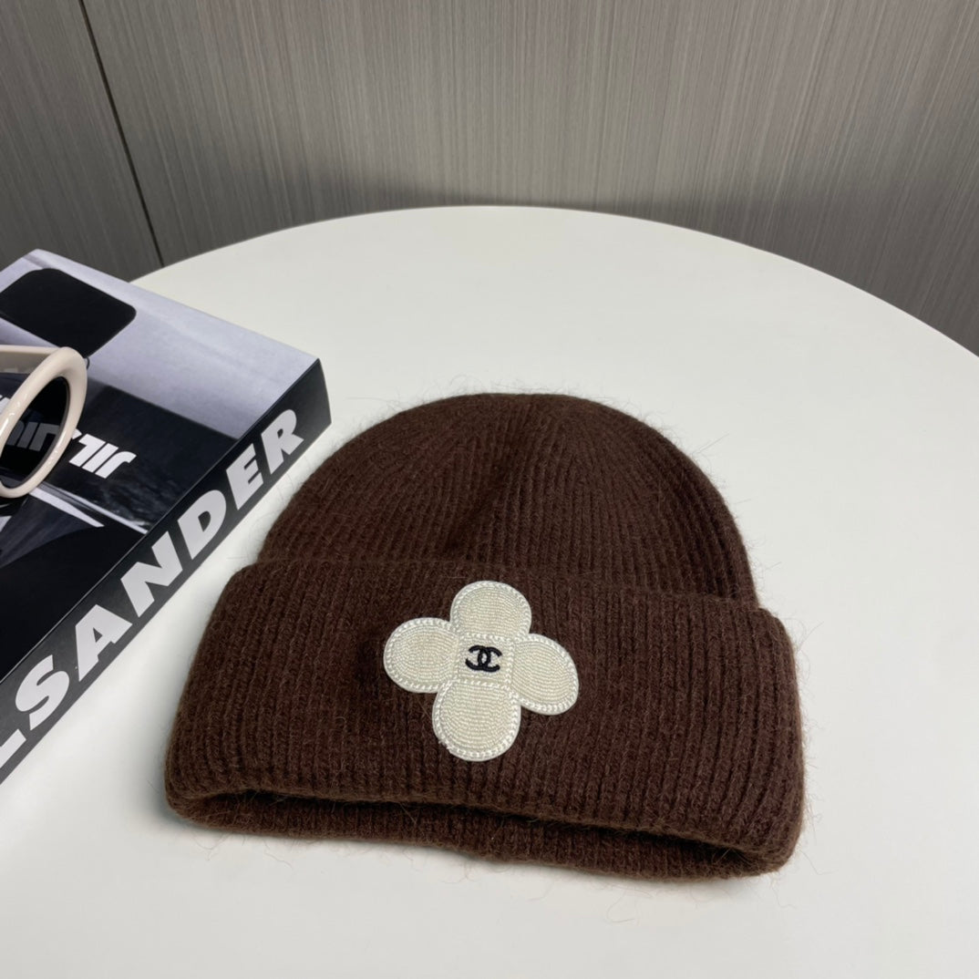 Modische Strickmütze mit Kleeblatt