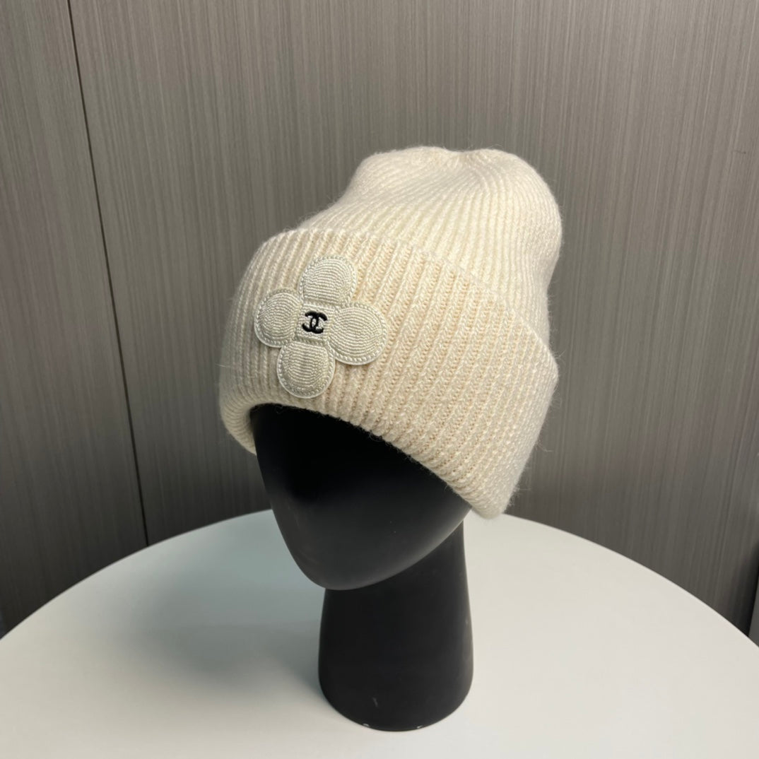 Modische Strickmütze mit Kleeblatt