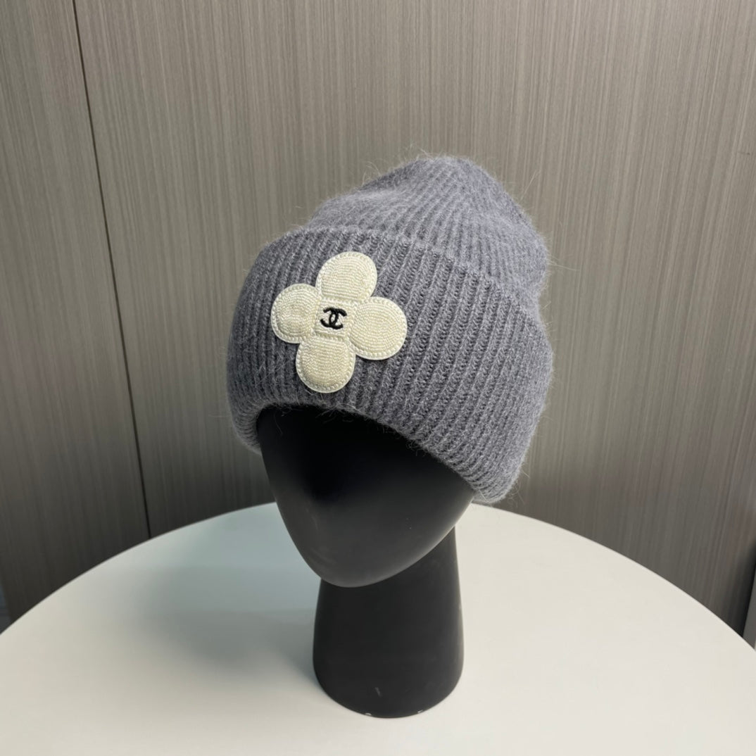 Modische Strickmütze mit Kleeblatt