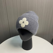 Modische Strickmütze mit Kleeblatt