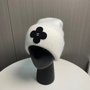 Modische Strickmütze mit Kleeblatt
