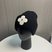 Modische Strickmütze mit Kleeblatt