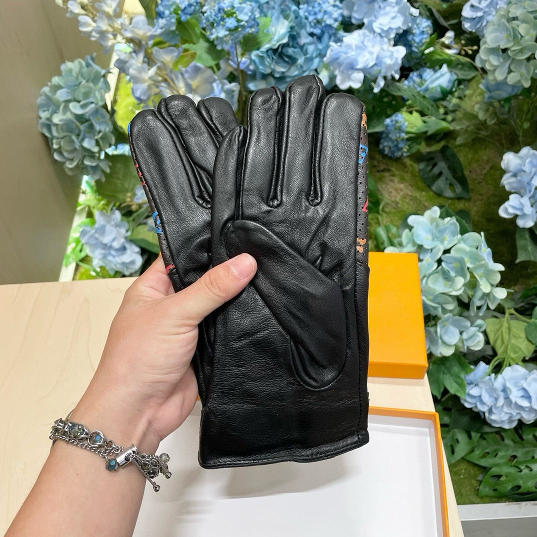Fashionable four-leaf clover gloves