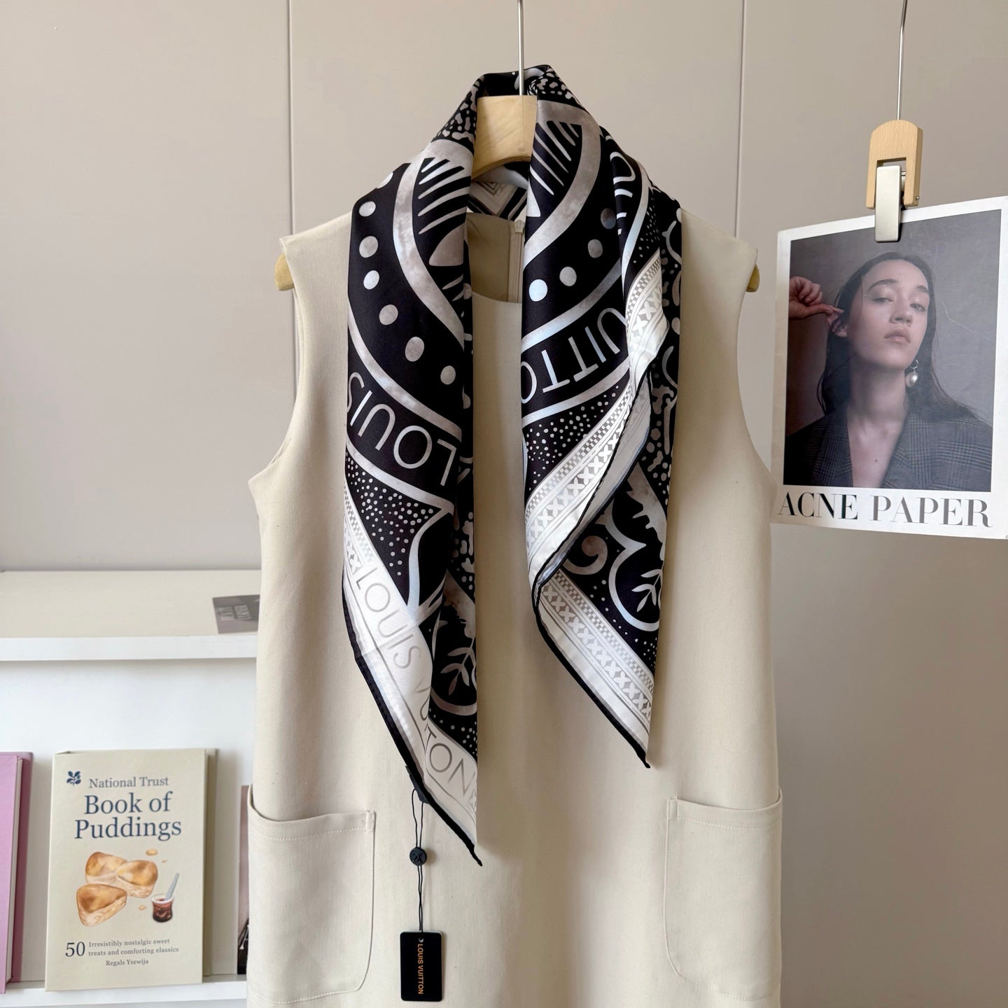 Classic four-leaf clover letter pattern scarf