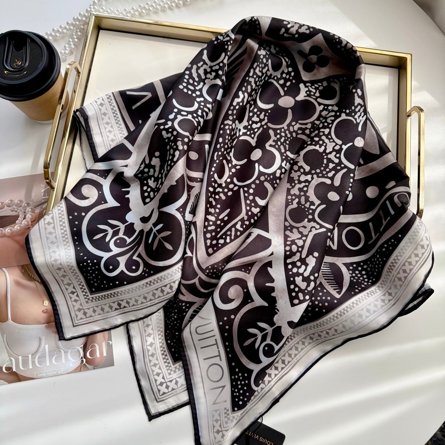 Classic four-leaf clover letter pattern scarf
