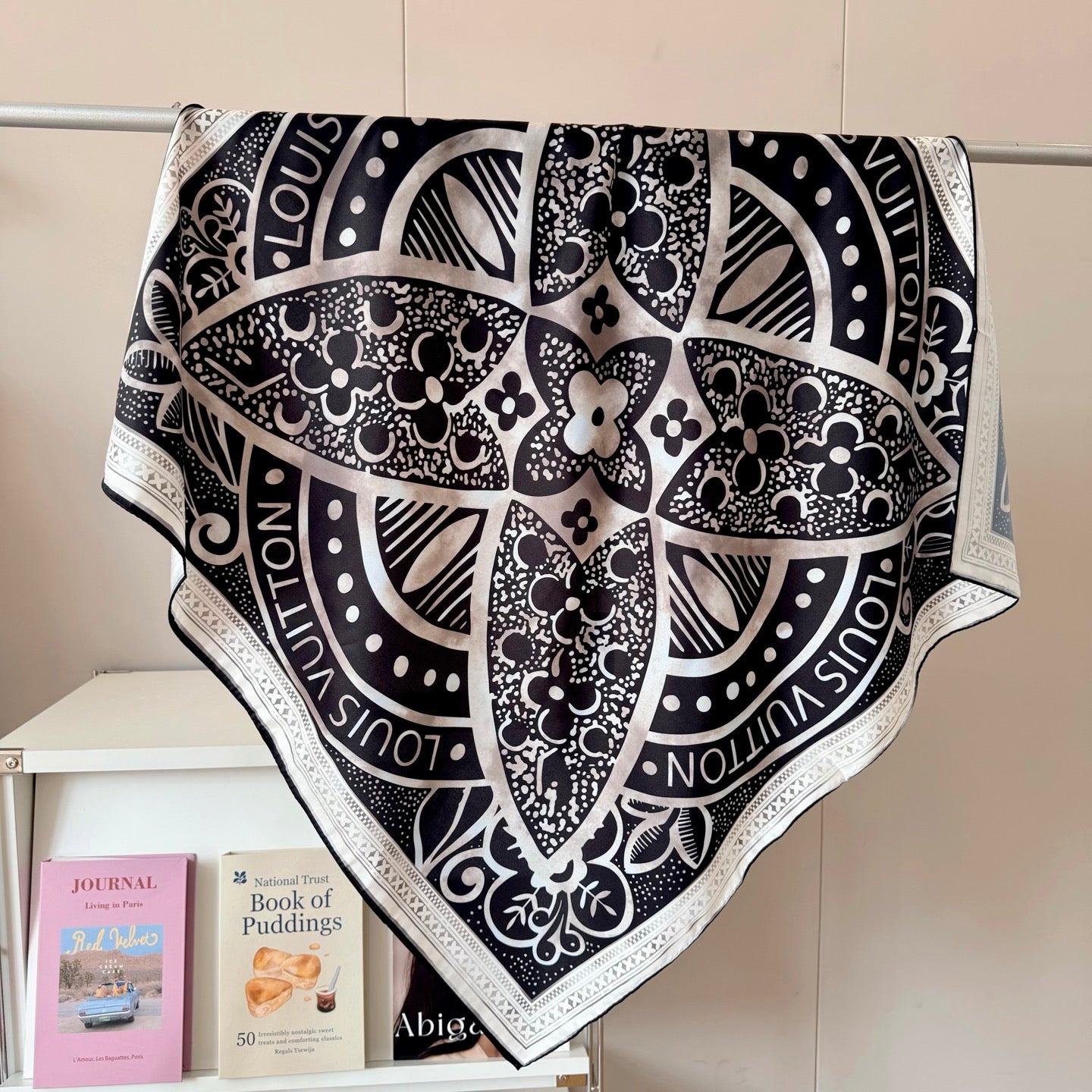 Classic four-leaf clover letter pattern scarf