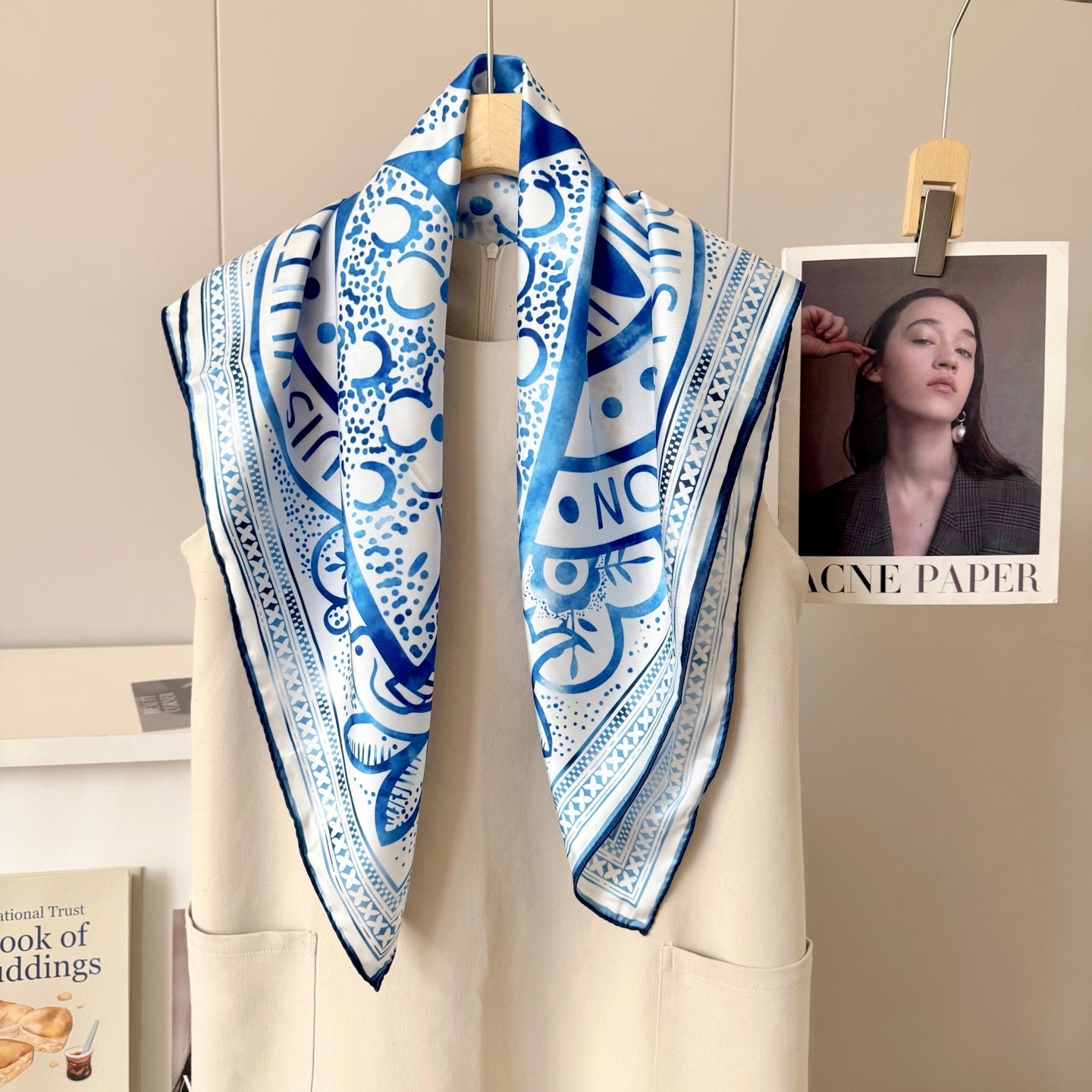 Classic four-leaf clover letter pattern scarf