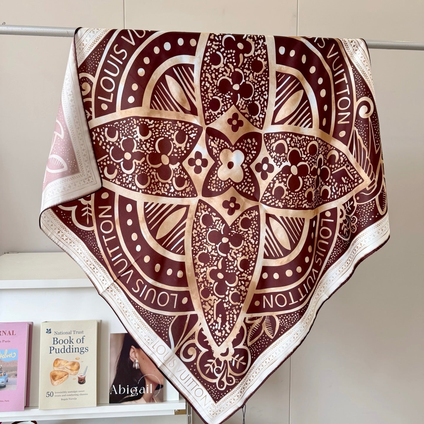Classic four-leaf clover letter pattern scarf