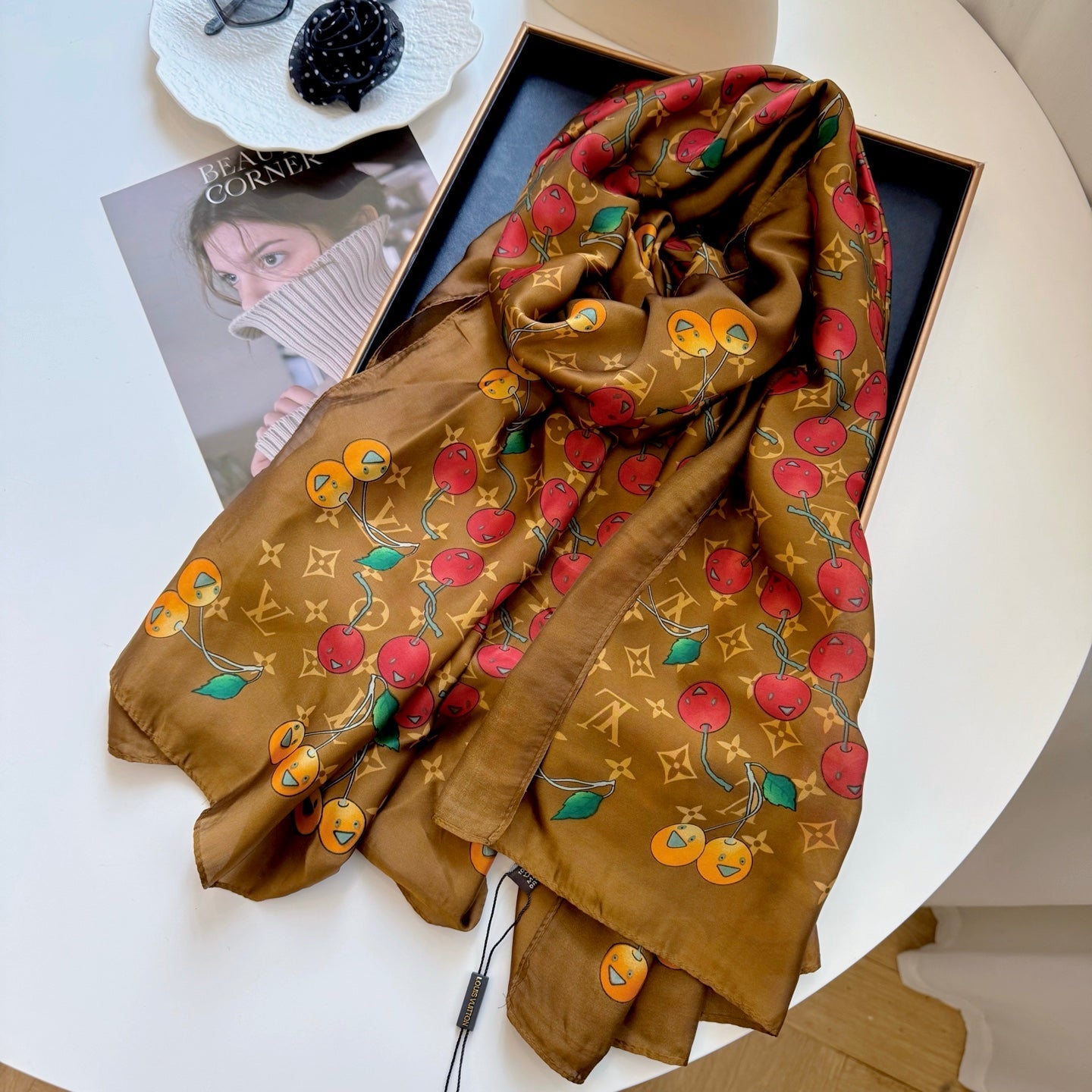 Classic four-leaf clover letter pattern scarf