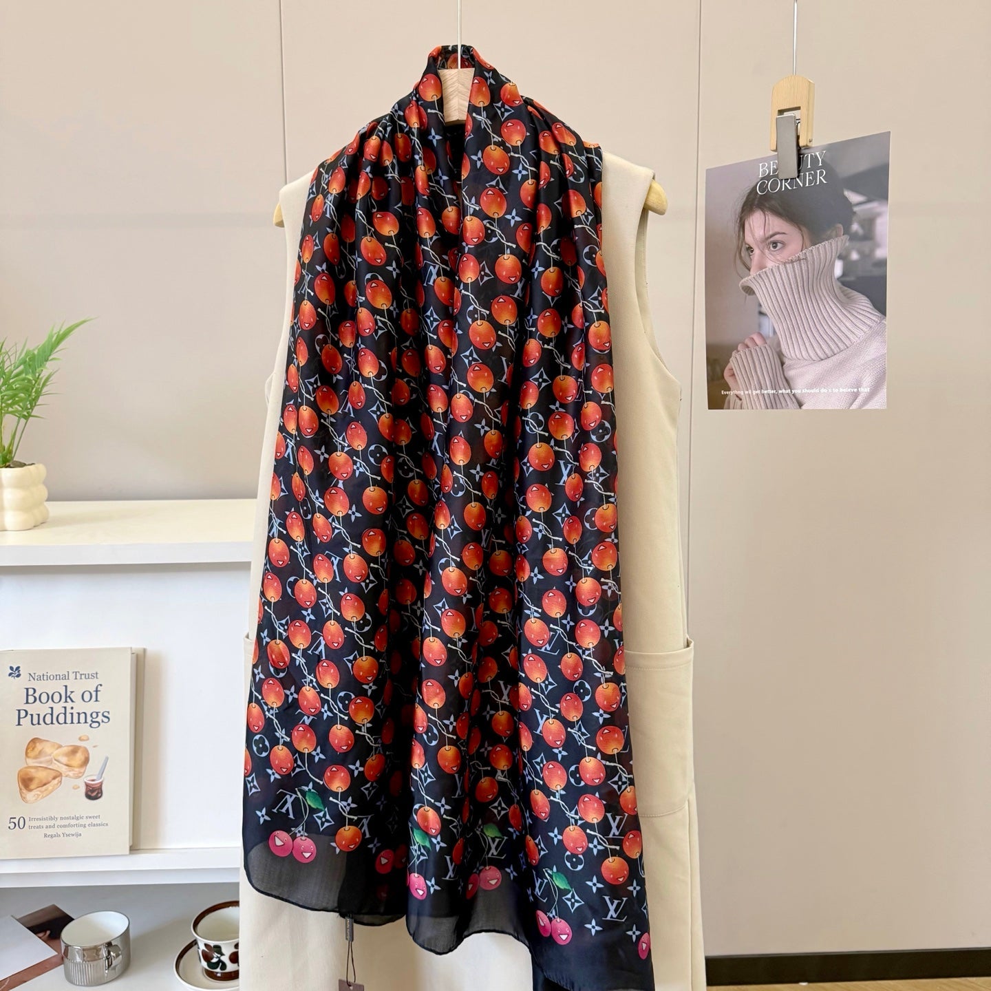 Classic four-leaf clover letter pattern scarf