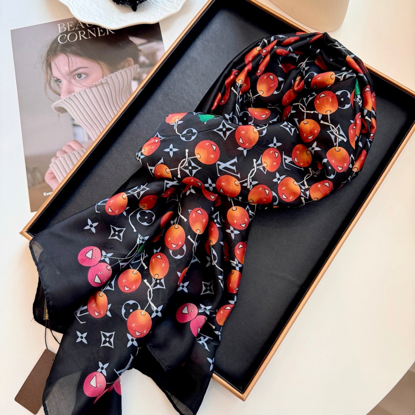 Classic four-leaf clover letter pattern scarf