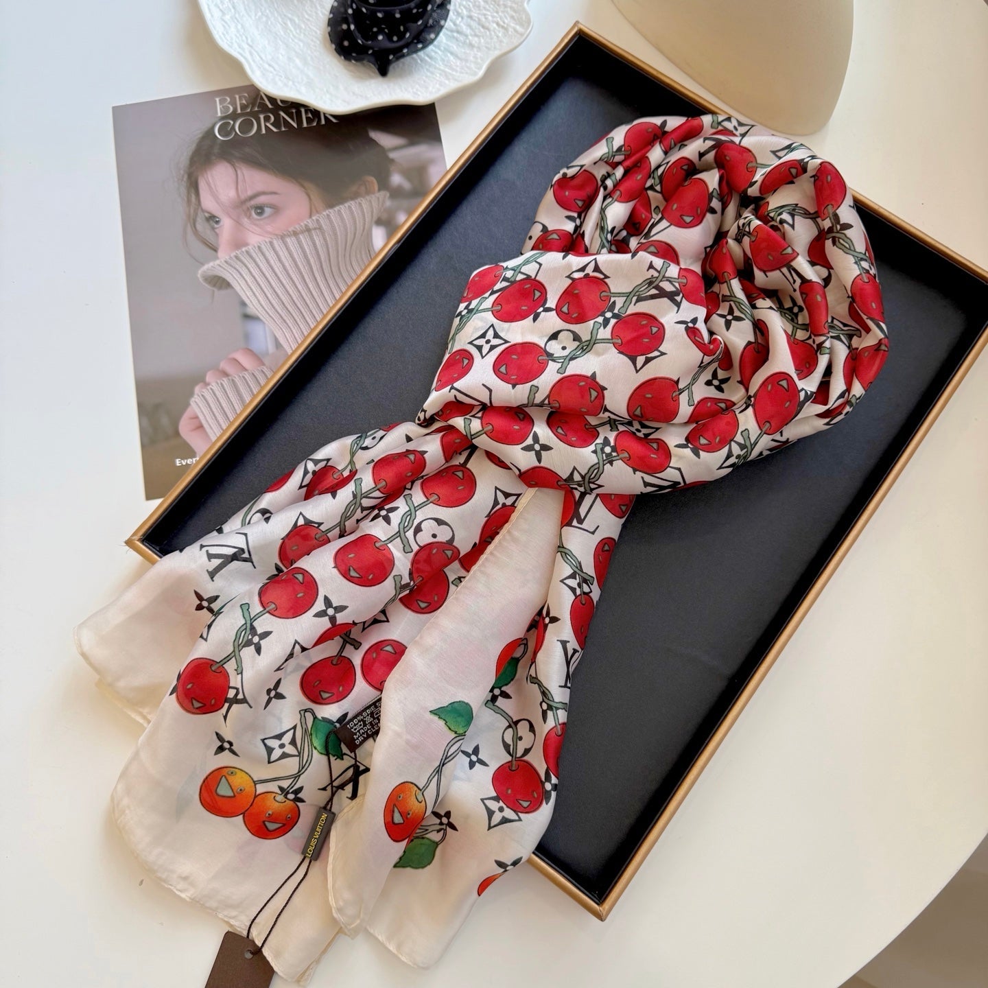 Classic four-leaf clover letter pattern scarf