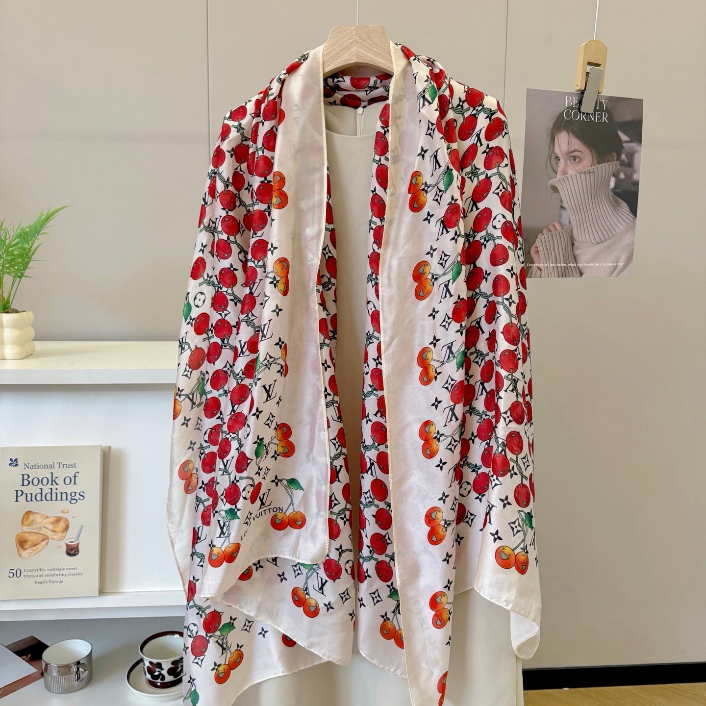 Classic four-leaf clover letter pattern scarf