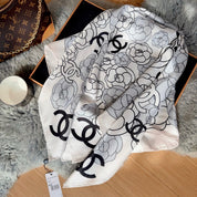 Klassischer Schal mit CC-Buchstabenmuster