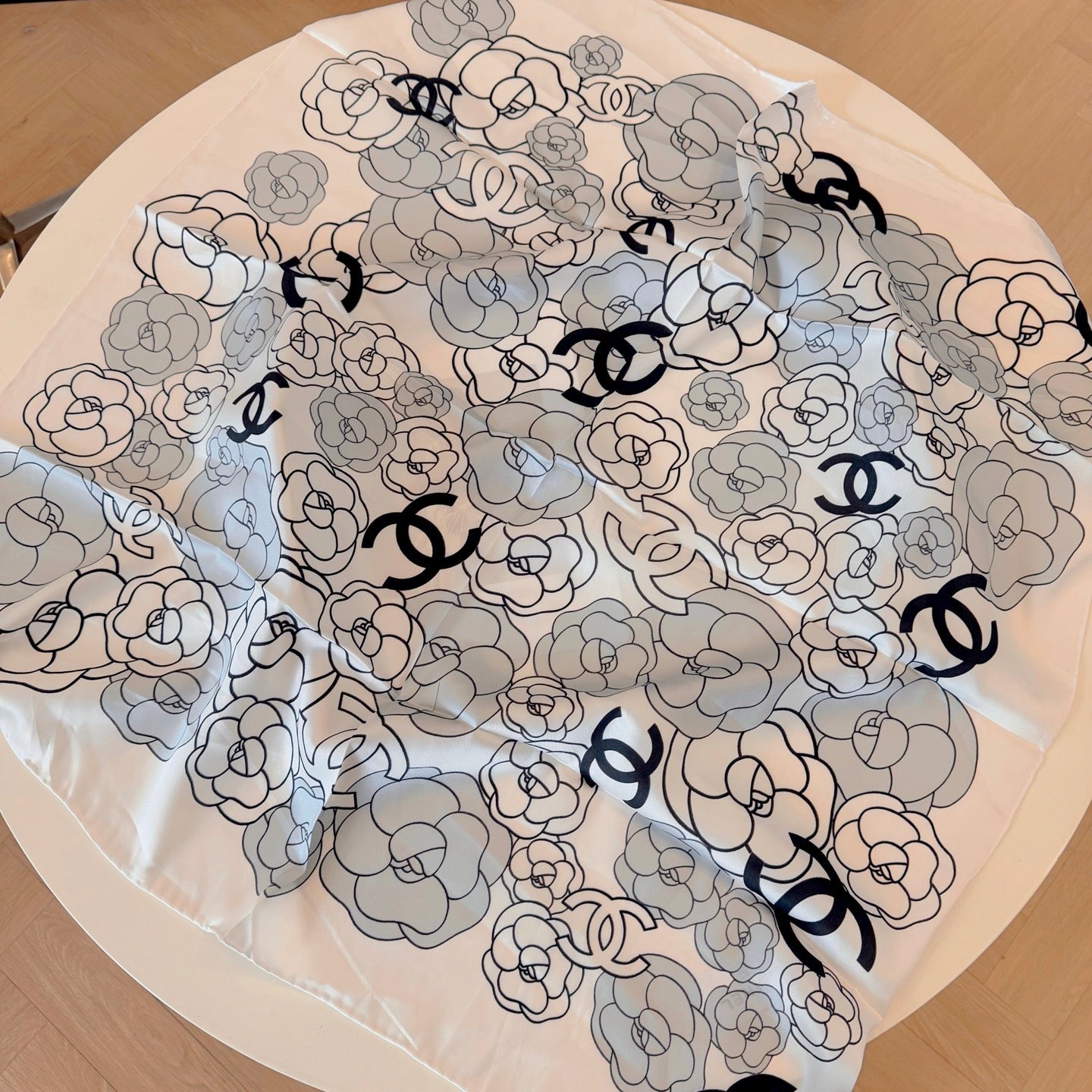 Klassischer Schal mit CC-Buchstabenmuster