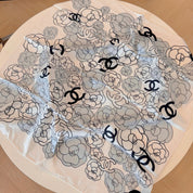 Klassischer Schal mit CC-Buchstabenmuster