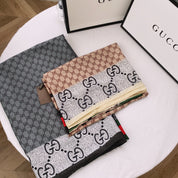 Klassischer Schal mit CD-Buchstabenmuster