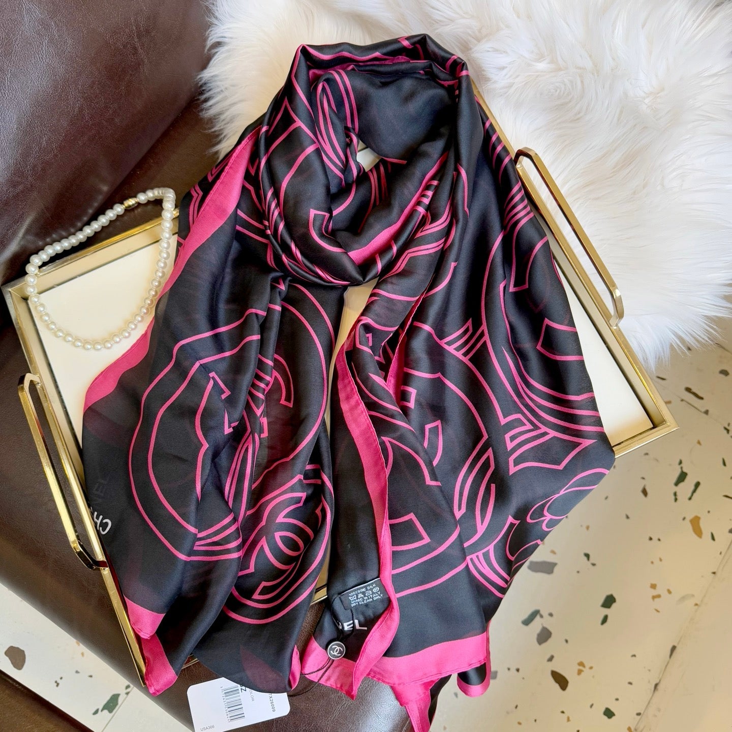 Classic CC letter pattern scarf