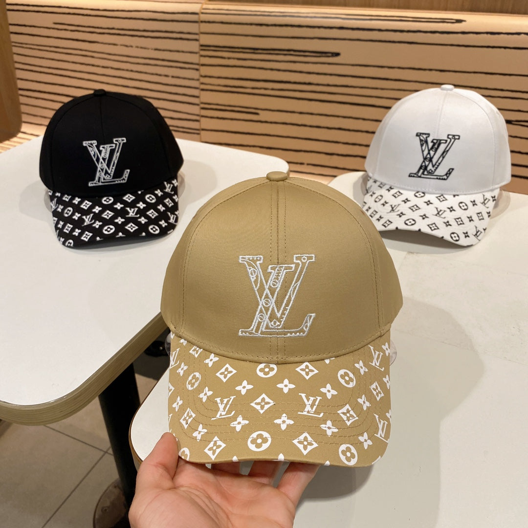 Fashionable four-leaf clover letter baseball cap