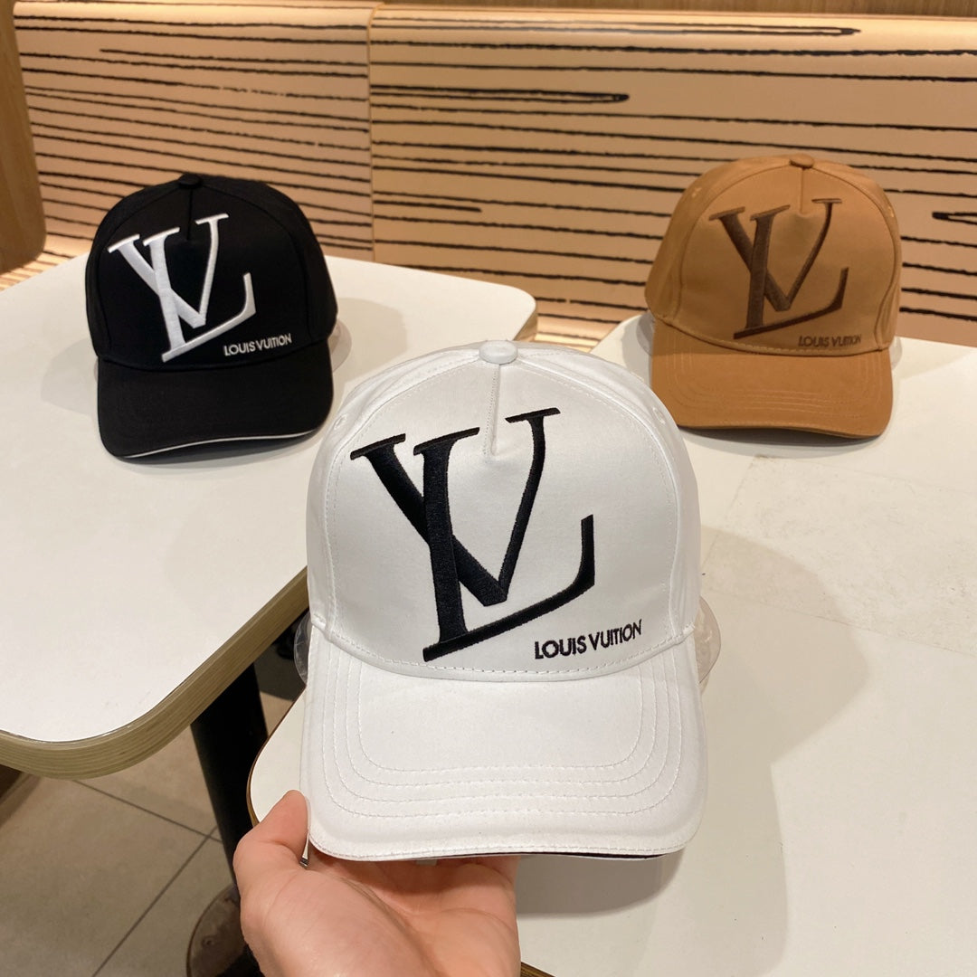 Fashionable four-leaf clover letter baseball cap